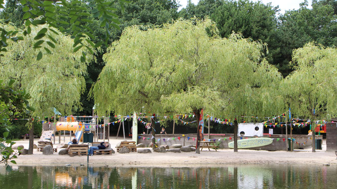 Blick auf den Beach mit Spielplatz, Fußballfeld und Lagerfeuer im Centerparc Erperheide