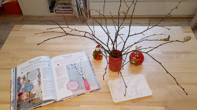 Ein paar Äste und weiße Kugel - mehr braucht es nicht für den Schneeballstrauß
