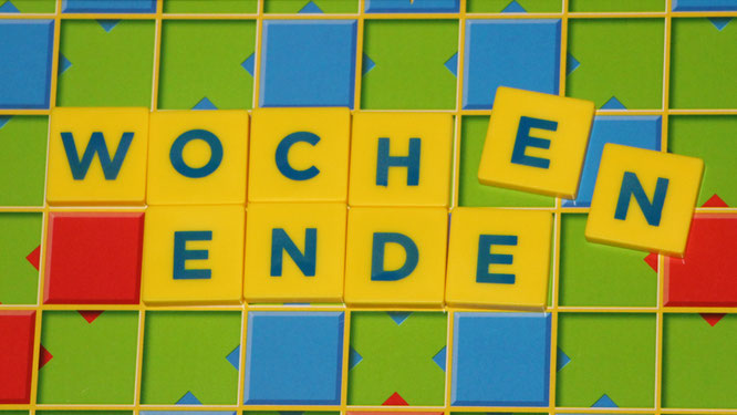 "Wochenene" aus Scrabble-Steinen