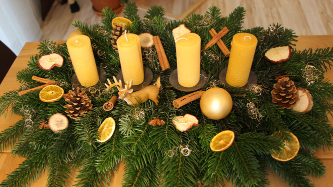 Unser Adventsgesteck mit selbstgemachten Bienenwachskerzen