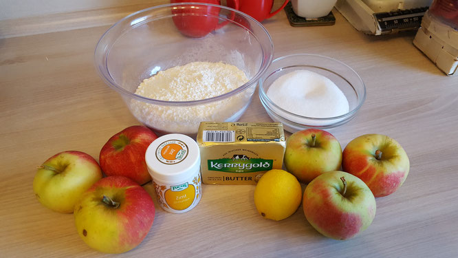 Zutaten für Apfel-Crumble: Mehl, Zucker, Butter, Zimt, Äpfel, Zitrone