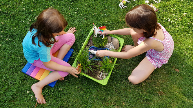 Unsere Mädels spielen mit unserem selbstgeschaffenen Feengarten