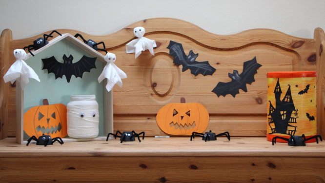 Unsere Halloween-Bank mit selbst gebastelten Fledermäusen, Spinnen, Gespenstern und Laternen