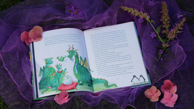 Das aufgeschlagene Buch "Maluna Mondschein - Der Zauberwald feiert!"