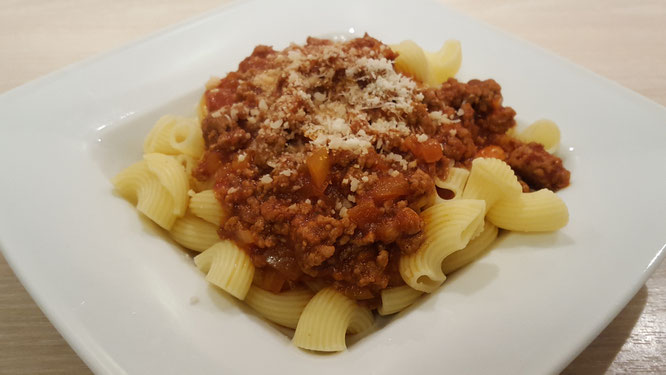Die fertige Bolognese Sauce mit Hörnchen-Nudeln