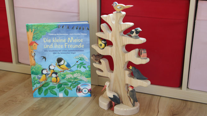 Das Buch "Die kleine Meise und ihre Freunde" neben unserem Voglbaum von Ostheimer