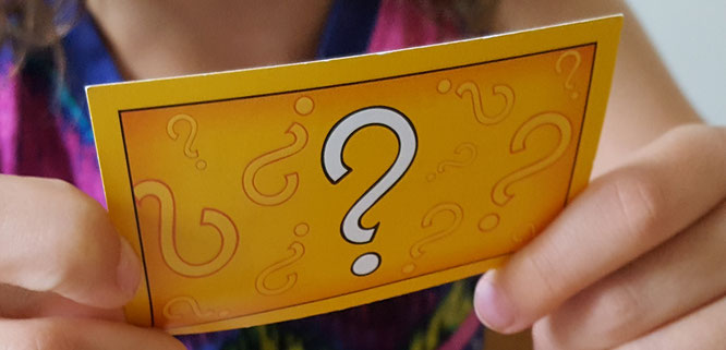 Eine Karte mit Fragezeichen (Ereigniskarte aus Monopoly)