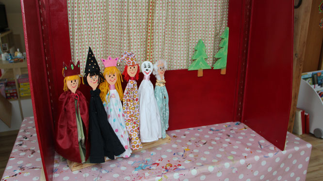 unsere selbstgebastelten Handpuppen: König, Zauberer, Prinzessin, Kasper, Gespenst und Oma