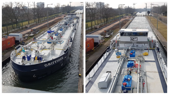 Ein Schiff in der Schleuse Griesheim in Frankfurt am Main