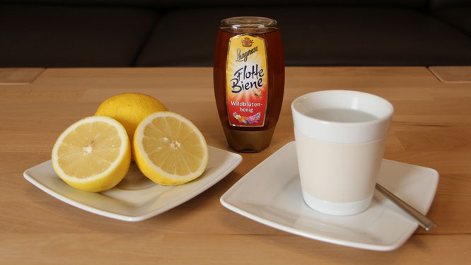 Zitrone, Honig und Wasser für eine heiße Zitrone bei Erkältung