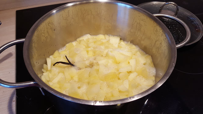 Äpfel kochen fürs Apfelmus