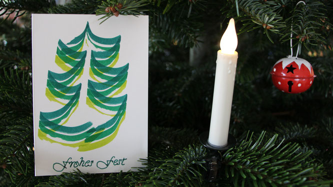 Eine selbstgebastelte Weihnachtsgrußkarte wartet darauf, versandt zu werden