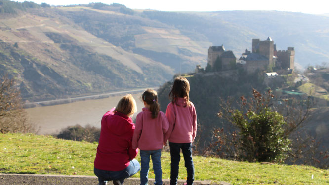 Hof Hardthöhe - Die Mädels und ich blicken auf den Rhein und die Schönburg