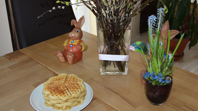 Die fertigen Waffeln vor Osterhasen, Osterstrauß und Ostergesteck