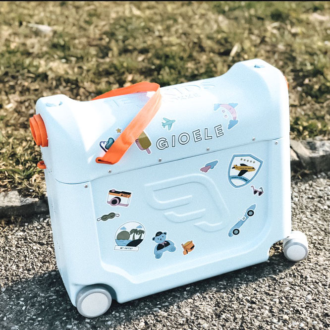 Wie Du Fur Dein Kind Ein Economy Flugticket In Einem First Class Sitz Verwandelst Bedbox Von Jetkids By Stokke Valichouchou The Blogger Next Door Aus Der Schweiz Beauty Fashion
