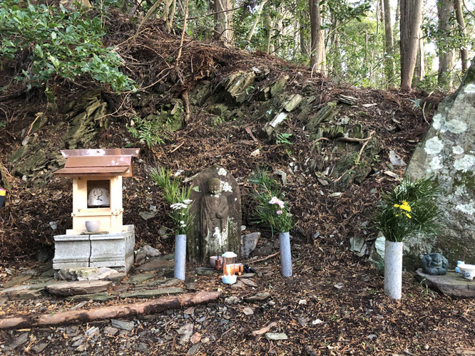 中央のお地蔵さまが お照ちゃん。