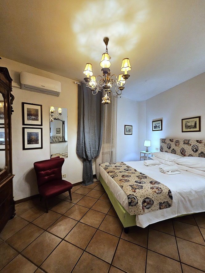 Di fronte al S. Orsola, Villa Torri, in centro storico, Piazza Maggiore