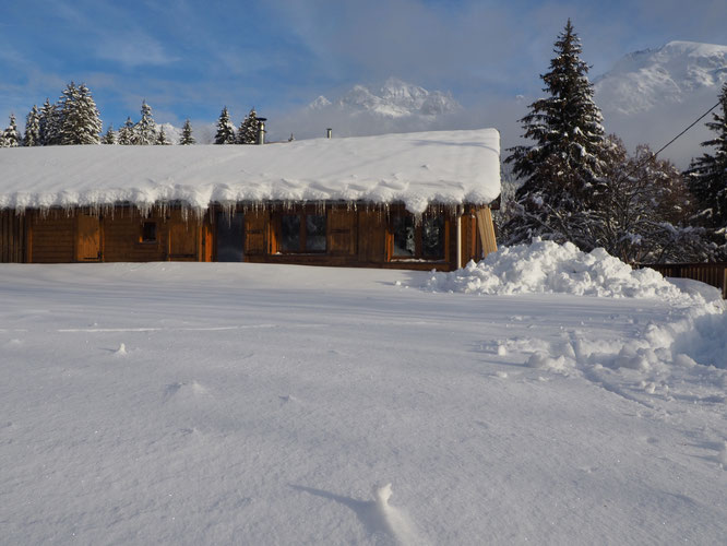 Hameau de Freydières hier après midi, à 1150m au pied des montagnes de Belledonne. A droite le Grand Colon 2400m, au milieu de la photo, la Grande Lance de Domène à 2800m. Superbe ambiance en Belledonne !