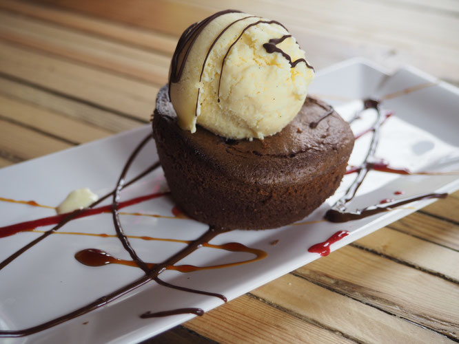 Notre fondant au chocolat avec sa glace à la vanille. Tout est intégralement "fait maison" et bio. Photos Frédi