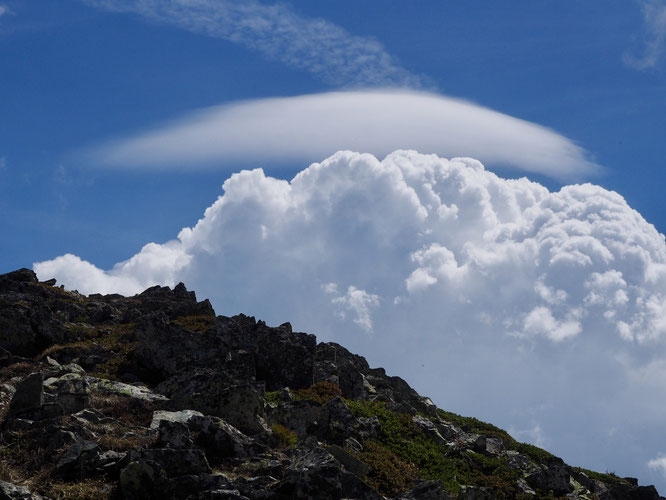 Grand soleil au sommet du Grand Colon hier midi : même les cumulus mettent une casquette...