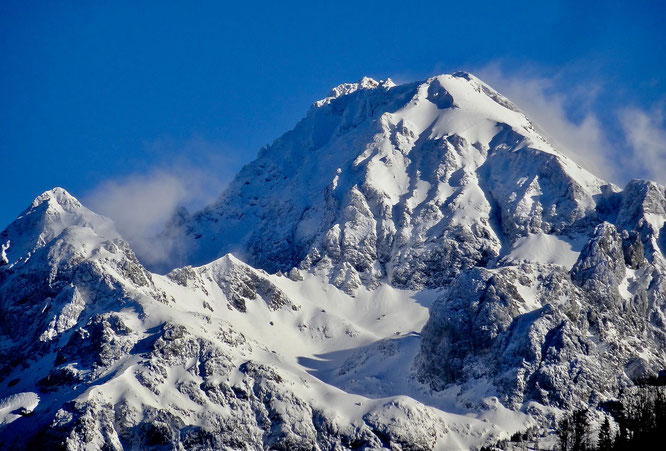 Hier à la faveur d'une petite éclaircie, la Grande Lance de Domène (2800m) et à son pied (au centre de la photo) le col du loup. A 2400m c'est une sortie classique belle et pas trop longue au départ de Freydières. Merci "Réponse de hauteurs" pour la photo