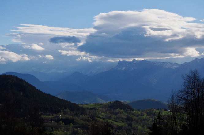 Depuis Freydières, la vue sur les vallées et en face le Vercors.
