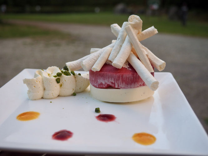 Avant le concert Blues de Iano hier soir, les passagers de la Gélinotte ont pu déguster ce petit Vacherin Vanille Framboise. 100% fait maison. Et Bio. Merci Tim et Tyfenne, en cuisine !