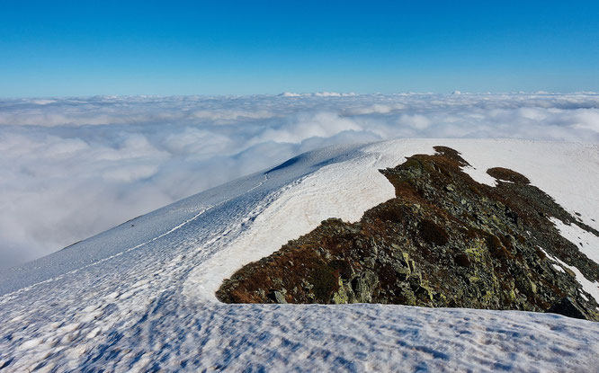  Hier matin. Belledonne 2400m (sommet du Grand Colon) il faisait grand beau au-dessus des nuages ! Merci Julbont (skitour) pour la photo.
