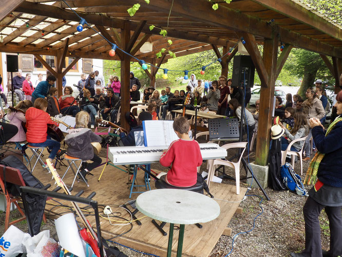 Des petits et des plus grands ont joué toute l'après midi de ce dimanche sous la tonnelle de la Gélinotte. Une bien belle ambiance. Merci à Musique au Balcon !