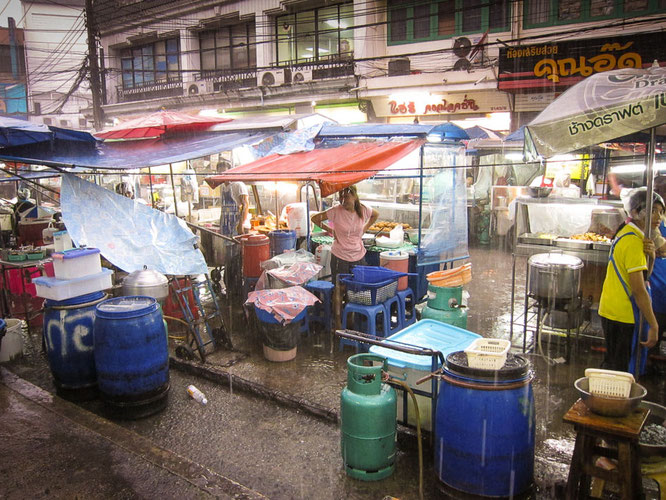 MARKT IN BANGKOK ZUR REGENZEIT