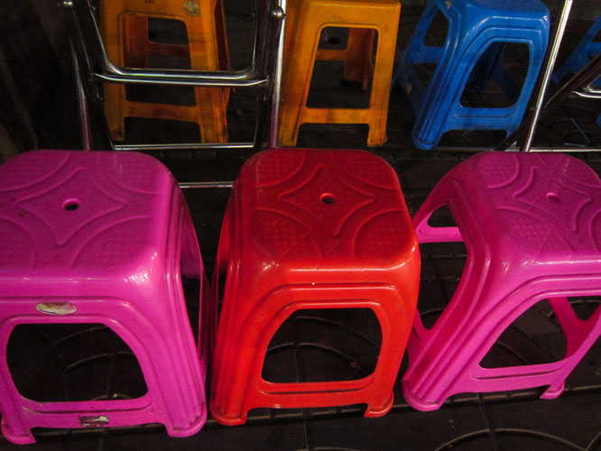 diese farben...plastikstühle an der yaowarat in bangkoks chinatown