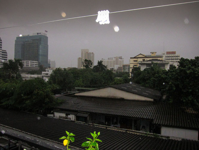 DER BLICK VON MEINEM BALKON IN BANGKOK