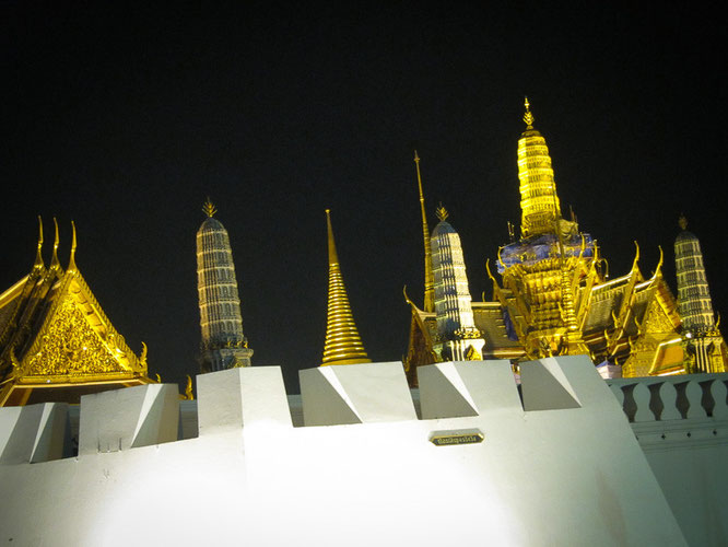 ...ABER AUCH DIE ZIVILISATION BIRGT SCHÄTZE, HIER DER KÖNIGSPALAST IN BANGKOK