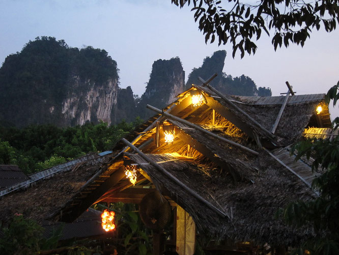 DER BLICK VOM HOTEL MORNING MIST AUF DEN NAHEGELEGENEN KHAO SOK NATIONAL PARK