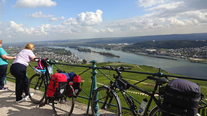 Blick vom Niederwald-Denkmal bei Rüdesheim auf das Mittelrheintal