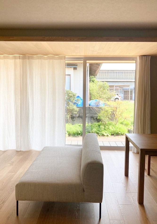 リネンカーテン、天井埋め込みレール