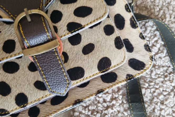Hippe duurzame damestas met dierenprint gemaakt van restleer