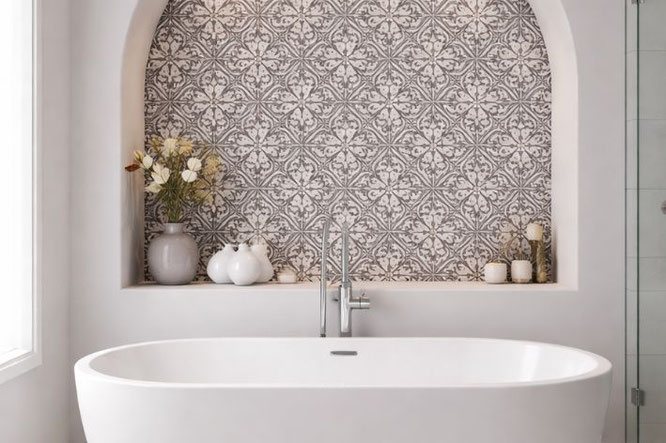 moderne badkamer grijs wit Portugese tegels nis