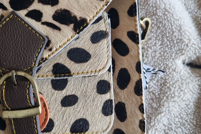Leren schoudertas met dierenprint die past bij jas