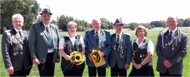 Auf dem Bild die Geehrten (3. und 4. V. l.) eingerahmt von den Vereinsvorsitzenden sowie der Delegation des Kreisverbandes. Foto: Brokelmann