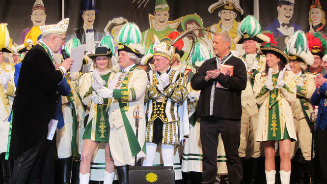 Wachoffizier Carsten Hennes erhält den Verdienstorden des Festausschuss Leverkusener Karneval