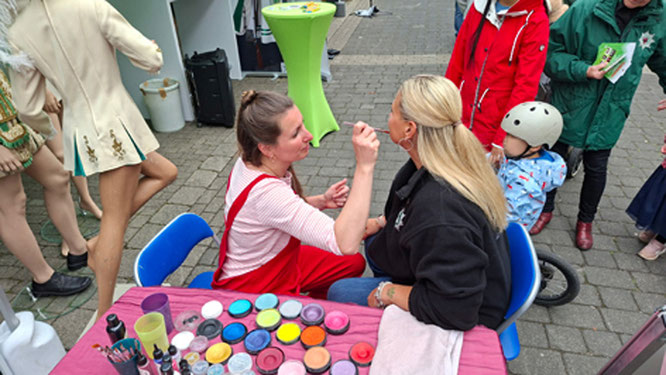 Kinderschminken mit Clowndame Pipa