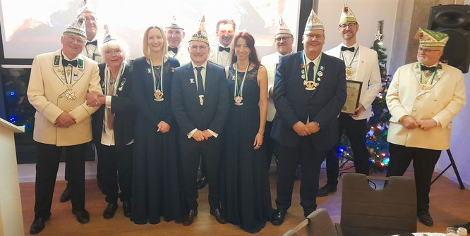 Designierter Prinz Rogério I., mit seiner Crew. vordere Reihe v.l. Hajo Schleuter, Adjutantin Elke Masurowski, Pagin Simone Weber, Rogério Machado Pires, Pagin Sandra Höhne, Adjutant Ralf Dahl, Prinzenführer Peter Schmitz