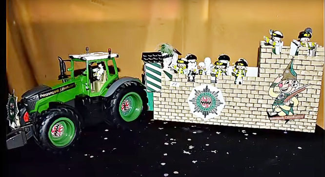 Prinzengarde Leverkusen im virtuellen Veedelszoch in Schlebusch mit Miniatur-Karnevalswagen