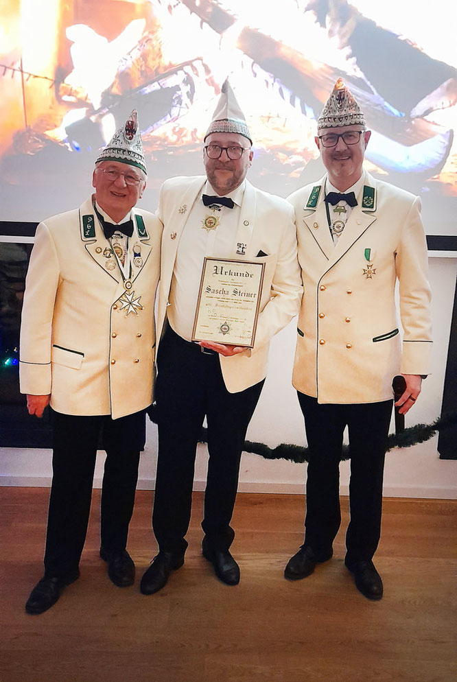 v.l. Senatspräsident Dr. Hans-Joachim Schleuter, neuer stellvertretender Senatspräsident Sascha Steiner, Kommandant Oliver Höhne