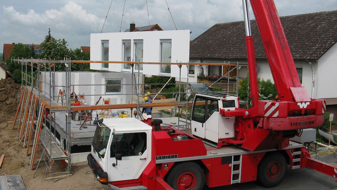 Montage eines üblichen Fertighauses in Leichtbauweise mit dem Autokran.