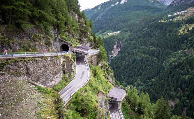 Some riders are climbing the hardest part of the epic Alpen Challenge Lenzerheide in the ascent to Splügen Pass. Photo: Henning Angerer