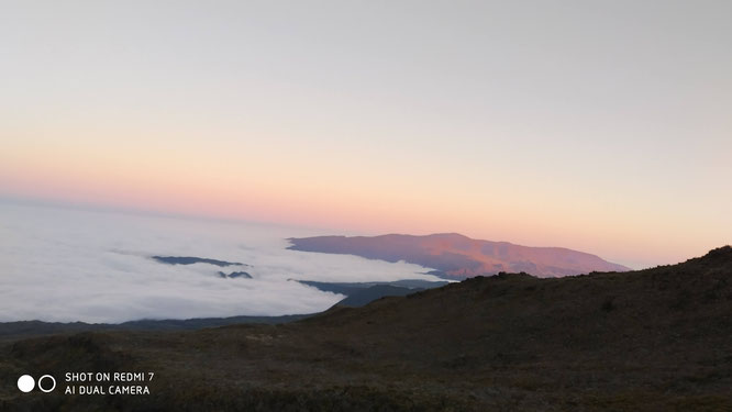 Ile de la Réunion: Le soleil se couche sur le Piton de la Fournaise. Vu du Piton des Neiges.