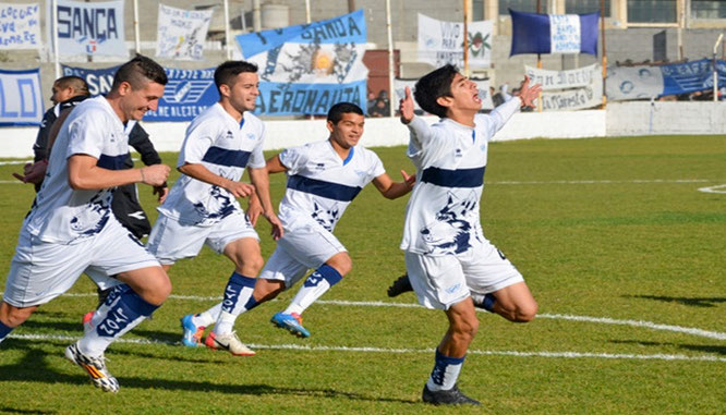 Gastón Barrientos abre el camino al título. Newbery se quedó con la primera edición.