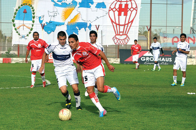 Otro de Huracán. Jorge Gaitán ante la marca del caletense Martín Zárate. Foto: Diario Crónica.